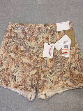 NWT JESSICA SIMPSON SHORT INFINITE HIGH WAIST SIZE 26 COLOR BEIGE WITH DESIGN